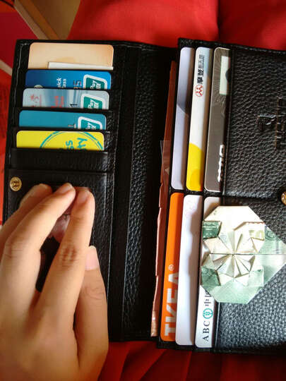 钱包手感很好,做工中上,装上所有卡和钱,不觉得鼓鼓的,很好,包装也