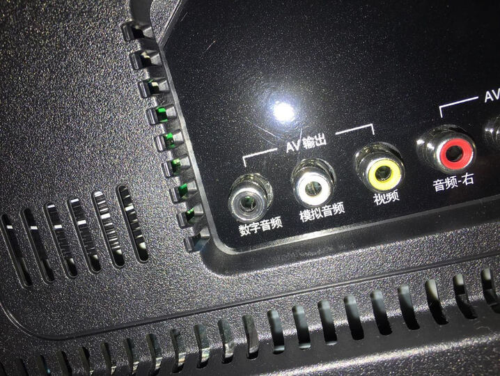 怎么样  2017/1/10 这么贵的电视没有智能系统不说,模拟音频输出只有