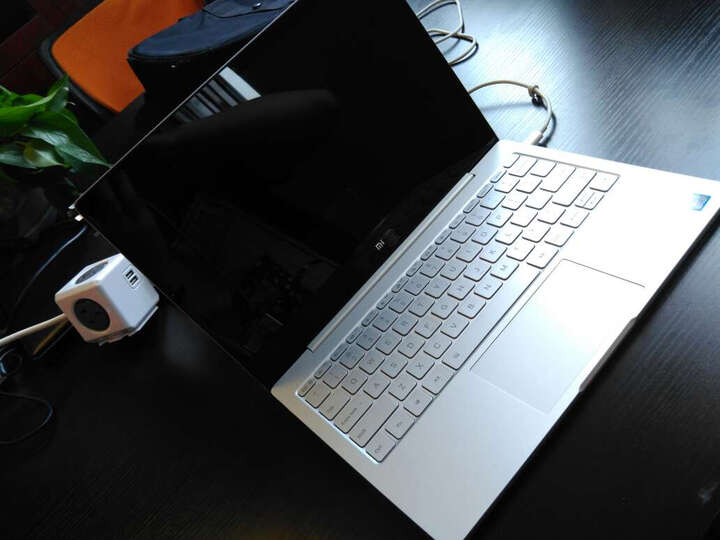 小米air:"款式不错,够薄,够轻!办公上网够用了,电池也能连续用大半天!