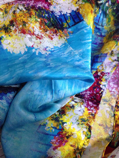 石小虎:"颜色挺漂亮的一款丝巾,打开看了下,尺寸还