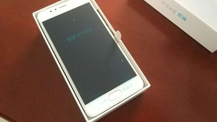 魅族魅蓝5s:"魅族还是拿起来一样舒服,我的手比较小,5s刚刚好.