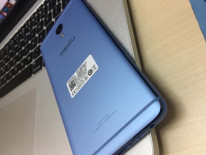 魅族魅蓝note5:"买来当做备用机的,颜色很漂亮,很清爽的蓝色,屏幕不易