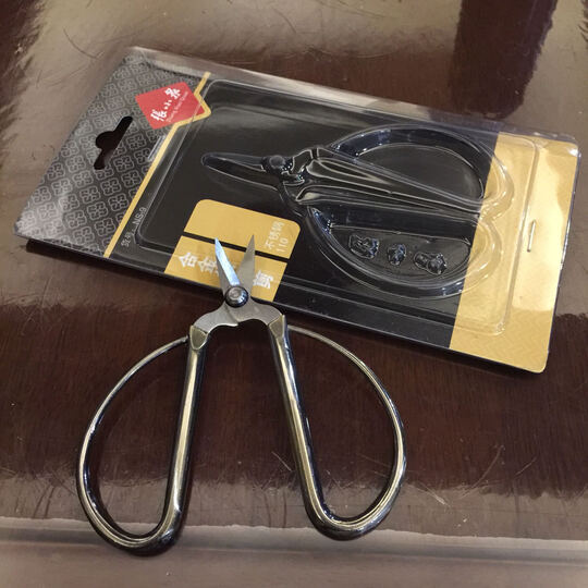 这个张小泉的指甲剪刀,做的很精美,尖锋部分比较短,剪指甲的时候好