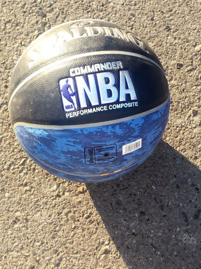 斯伯丁74-934y:"手感比较硬,滑.