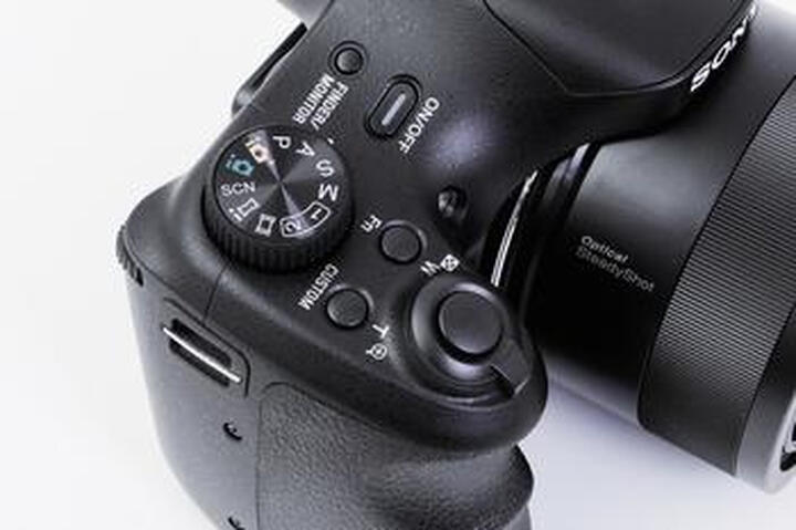 索尼(sony)dsc-hx400:"就是为了50x变焦买的,甚至可以看到对面楼屋里