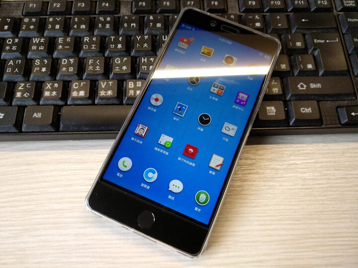 锤子 坚果pro 32gb 碳黑色 全网通 移动联通电信4g手机 双卡双待很