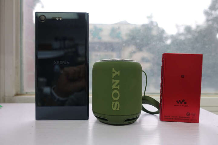 索尼xb10:"sony的绿色蓝牙小音箱xb10有点cool,16小时续航,还能防水