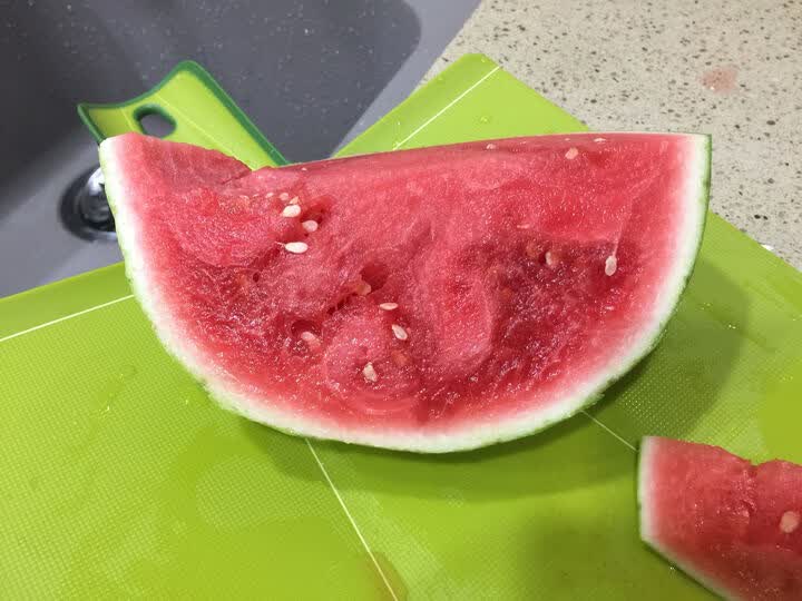 西瓜不能吃,里面都变质了,里面都是软啪啪的而且有一股不新鲜的味道