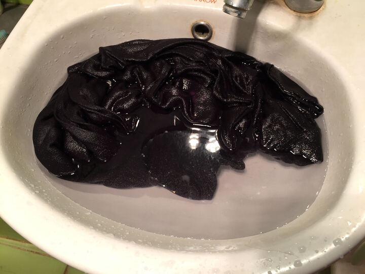 做工精细,手感柔软,就是衣服偏大,用温水浸泡5分钟后不调色,满意满意.