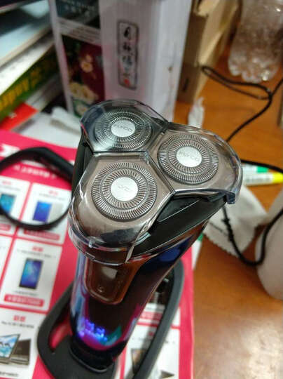 飞科fs375:"第一次买电动剃须刀,用起来很舒服,剃得很干净,剃完了还要