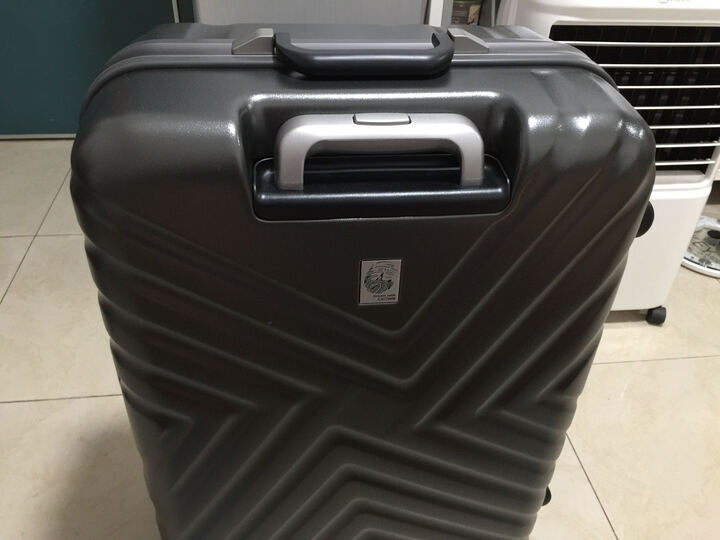 皇冠(crown):"质量杠杠滴,试了试挺结实的,坐在箱子上都没问题"