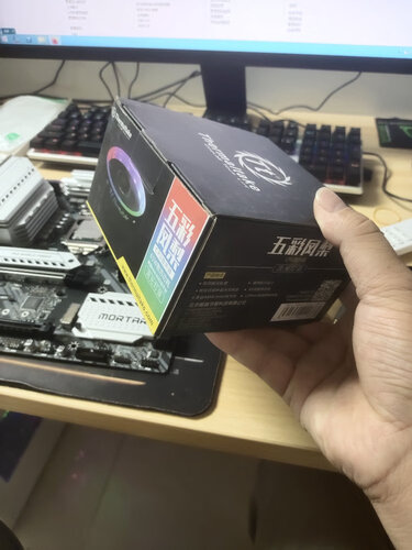【详细分析】看下这款 Thermaltake五彩凤梨流光 散热器的质量？怎么评测结果这样？