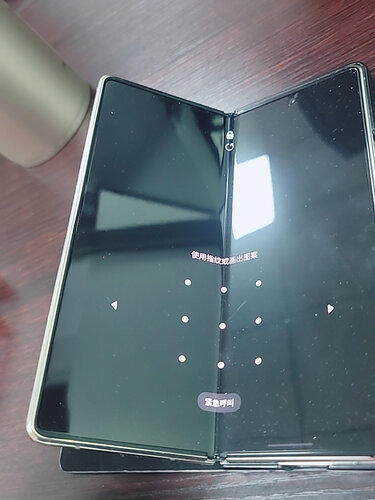 比较对比三星fold2折叠手机和w21有什么区别，用户分析感受？