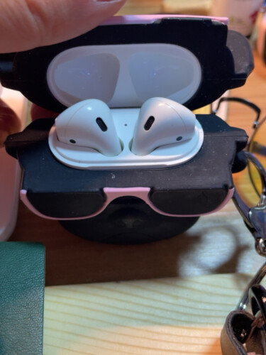 达人分享苹果airpods2和1有什么区别？哪款性价比更好