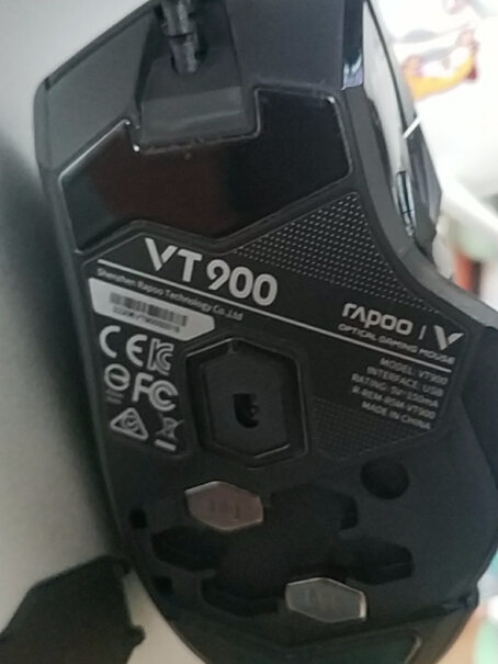 VT9无线游戏鼠标这款鼠标有没有收腰设计？鼠标侧面前段是平的还是收腰的？