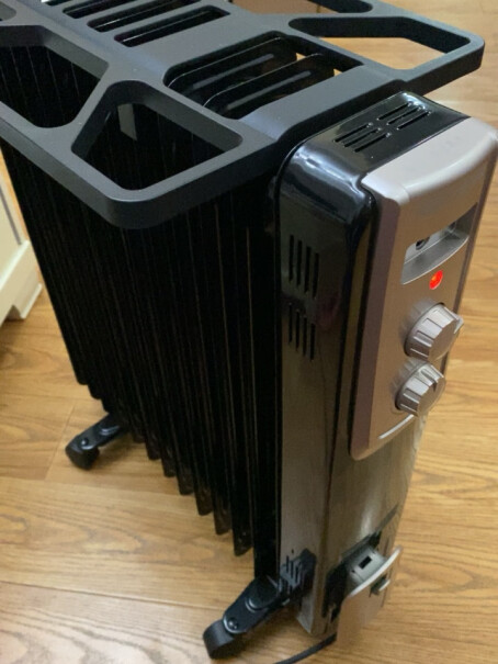先锋Singfun取暖器电暖器电暖气片家用电热油汀13片全屋速暖低噪节能烘衣加湿DYT-Z2这种取暖器，摸会中间烫伤吗？是什么原理？