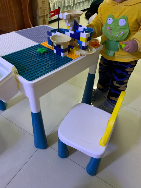 趣致600+大小颗粒积木桌子儿童玩具4个孔的有多大？几乘几的？