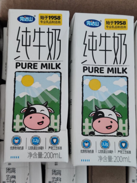 完达山纯牛奶250ml×16盒这个大家有买到包装吸管孔那一面是蓝色的吗？