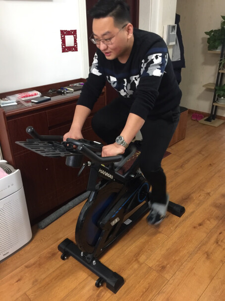 汗马家用动感单车静音运动减肥器材健身车室内脚踏车为什么骑吧不会动的？