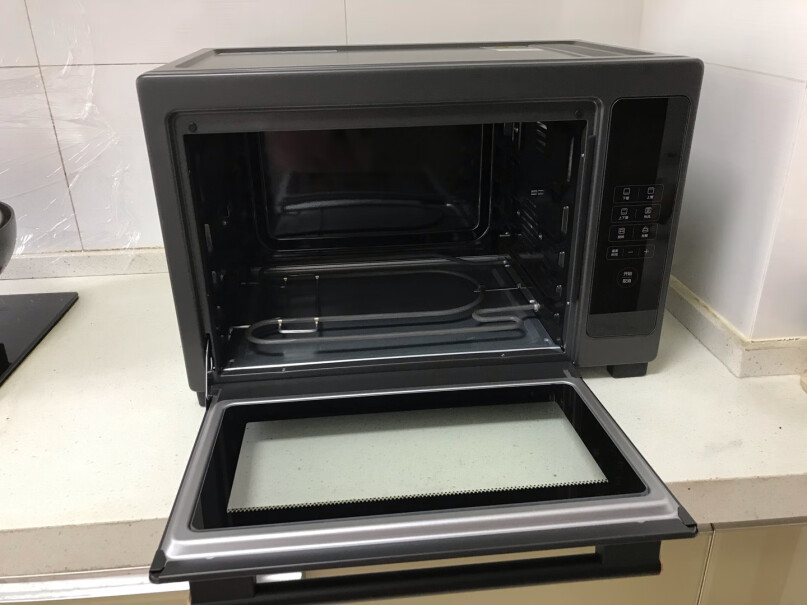 东芝电烤箱家用台式大容量双层温控烤箱你们放没放置物架啊，买个置物架上面可以放微波炉不，。
