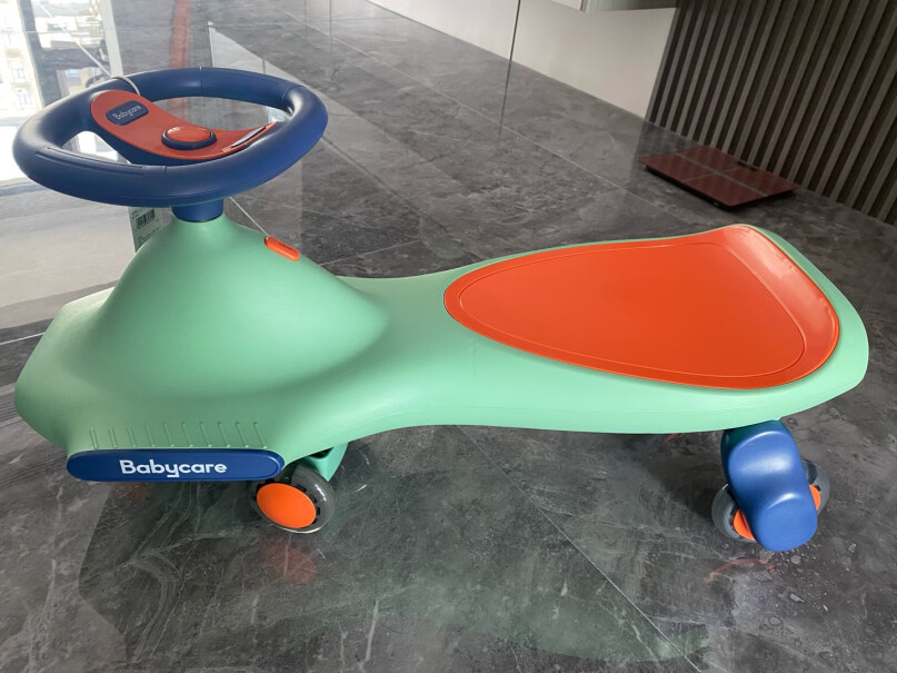 玩具车babycare岁防赛琳6.1扭扭侧翻摇摇前边轮子是不转的吗？