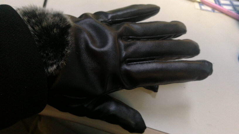 维捷夫皮手套女士秋冬季保暖加绒防寒防水触屏骑车开车防风手套是皮的吗？