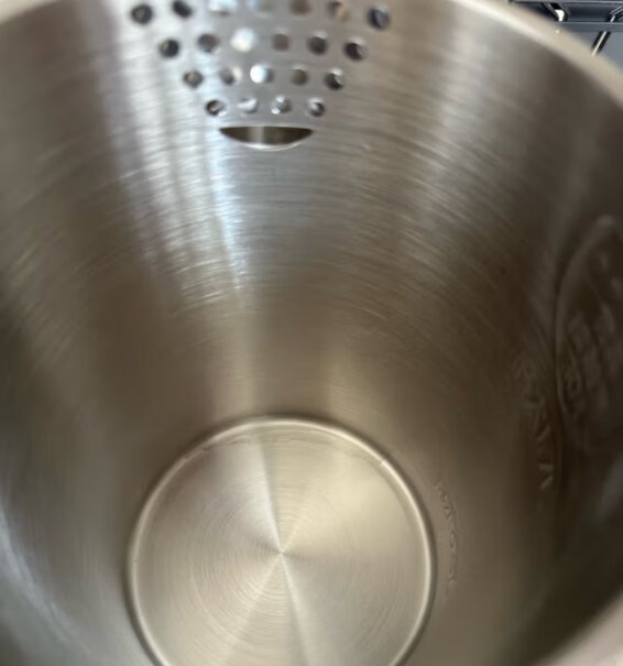 小熊水壶电热水壶开水壶内胆电水壶1.5L304防烫倒水时水壶口会不会漏水？