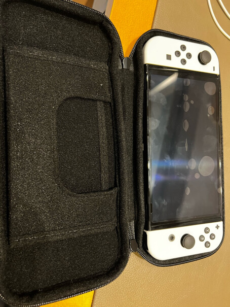 游戏机任天堂NintendoSwitch游戏机配白色Joy-Con评测分析哪款更好,使用体验？