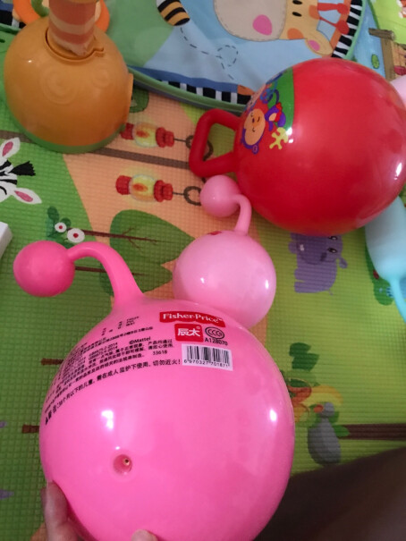 费雪玩具球宝宝小皮球摇摇球25cmF0601H4礼品这个球不是赠送一个手泵打气，没有那个针，怎么给球打球？