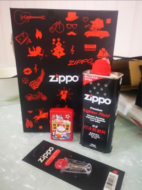 之宝Zippo煤油打火机招财猫礼盒套装4种颜色可选火石和燃油上的码能扫出商品信息吗？