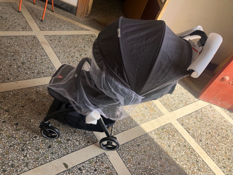 好孩子婴儿推车宝宝车婴儿伞车车轮子打滑吗？是橡胶的还是塑料的？