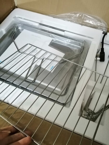 美的32升多功能电烤箱家用专业烘焙烤箱里面溅油容易清洗吗？烤盘容易清洗吗？