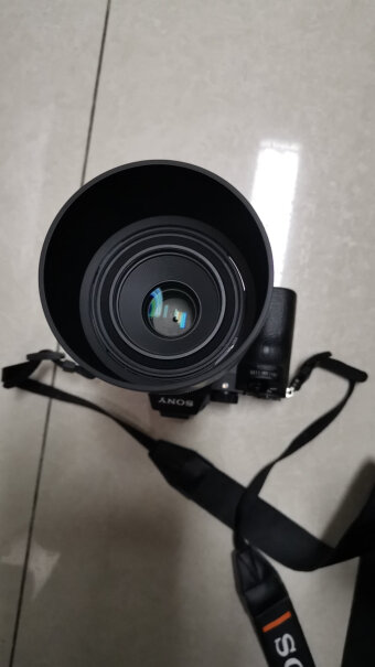 适马70mm F2.8微距镜头这个镜头表面（不是镜片）涂层是不是很容易刮花？