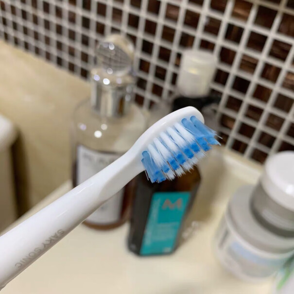 舒客saky请问这个牙刷包装是不是有一层塑封膜密封的？