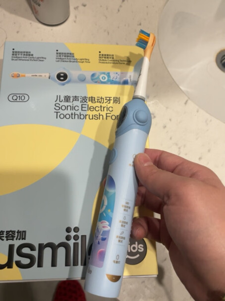 usmileQ10Q10的牙刷这个是不是管不了机，手一拿就会亮？