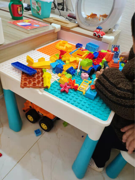 奥迪双钻儿童多功能玩具积木桌质量很轻吗，孩子会摔倒吗？