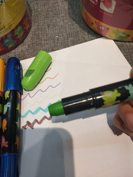 美乐童年蜡笔色丝美乐丝滑不脏手12画笔水洗蜡笔涂墙上了 怎么清理？