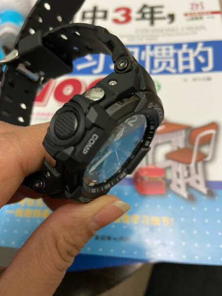 卡西欧手表G-SHOCK？详情页配的绿色t恤是啥牌子？