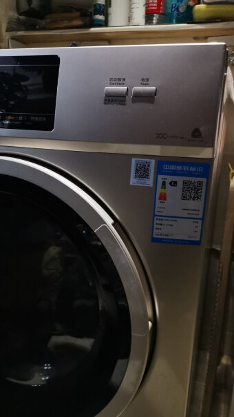 美的滚筒洗衣机全自动10公斤大容量洗衣服时怎么哐哐哐的响？洗一会儿洗衣机就跑怎么办？