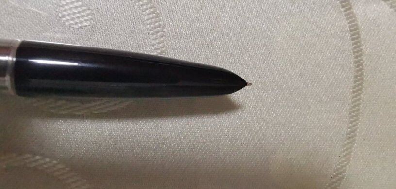英雄钢笔100经典金尖钢笔商务办公墨水笔签字笔黑色银夹你们的笔尖松吗？