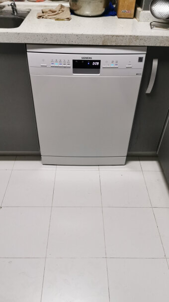 西门子SIEMENS你好，家里排水要从洗碗机后面通管道，这款嵌入式后面还有多少空间的，正常橱柜600深的？