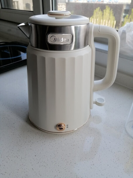 美的电水壶热水壶电热水壶双层防烫1.5L容量家用这个壶质量到底怎么样呀，烧水的声音大不大啊？
