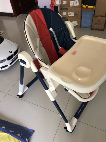 爱音宝宝餐椅儿童婴幼儿餐椅座椅座椅前面有擋槓嗎？男孩子座會不會壓到袋袋？