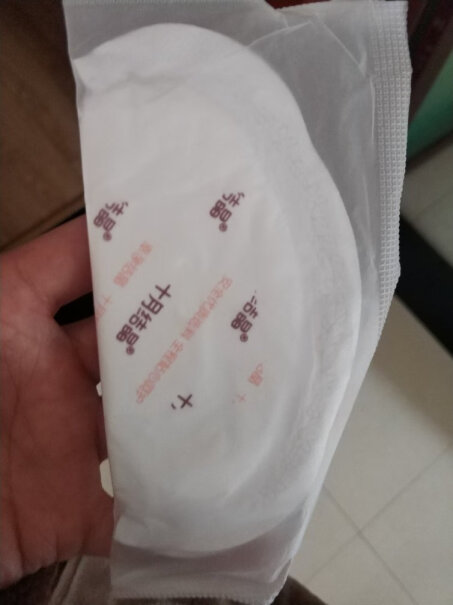 结晶一次性防溢乳垫3D立体超薄透气乳贴溢乳贴喂奶以前一直用袋装的，这次是盒装的，为什么有刺鼻的味道？
