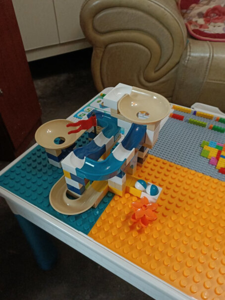 趣致600+大小颗粒积木桌子儿童玩具有组装视频吗？
