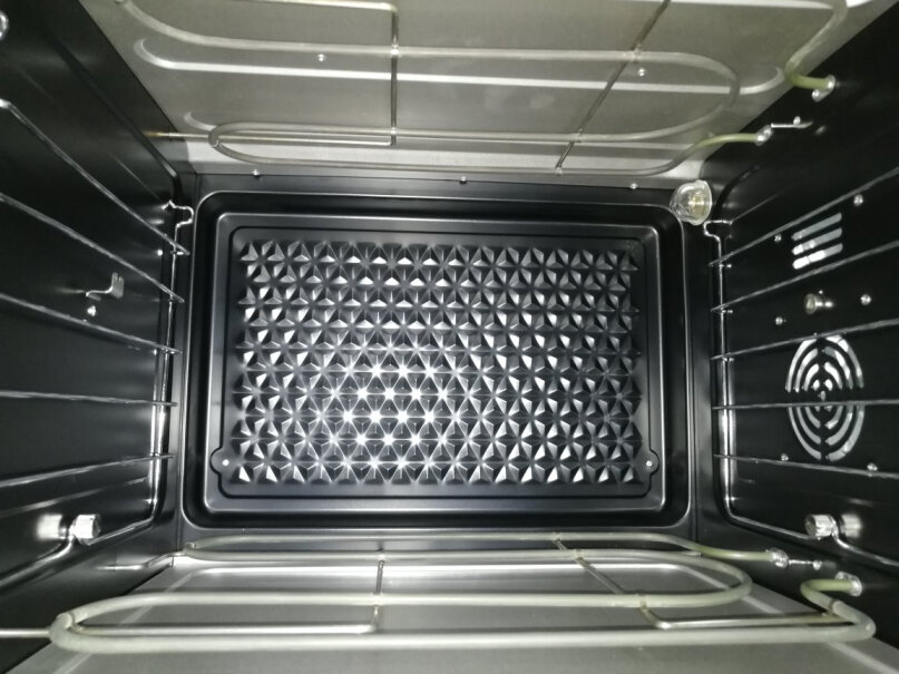 海氏电烤箱75升家用商用专业烘焙多功能大容量多层烘烤每层温度均匀吗？需要换盘吗？