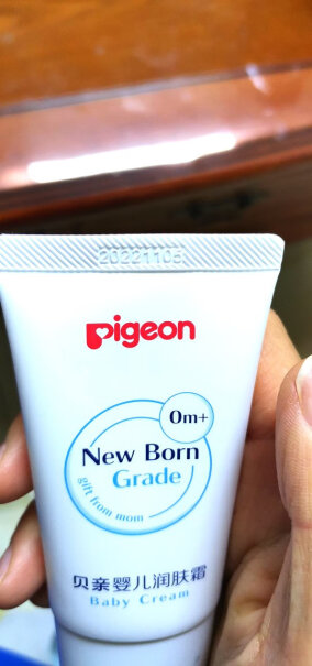 贝亲Pigeon婴儿润肤霜单纯闻的话没有味道，为什么宝宝用过之后有股怪怪的味道？很难闻？