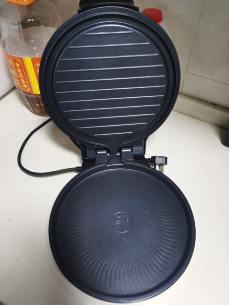 美的电饼铛家用双面加热使用时是否会发出声音，我收到用着铿噔响？