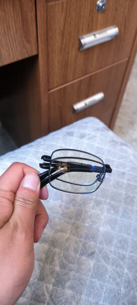 索柏老花镜舒款1105A200花镜老花眼镜便携我今年51岁了，手机玩的久了，眼睛视力明显下降，请问用过的朋友，我买什么眼镜比较合适？谢谢！？