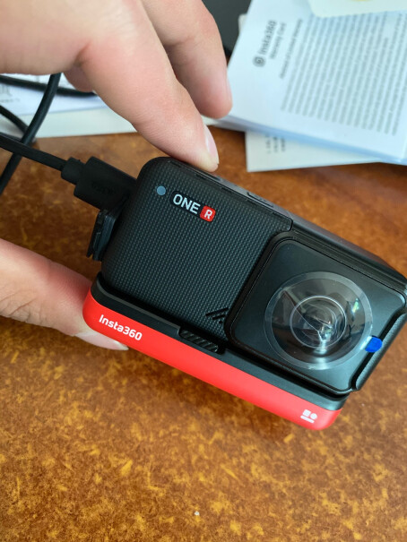 Insta360 ONE R (双镜头礼盒)之前x前后摄像头连接处会有一条缝，这个相机还有缝吗，前后摄像头对接的地方优化的怎么样？